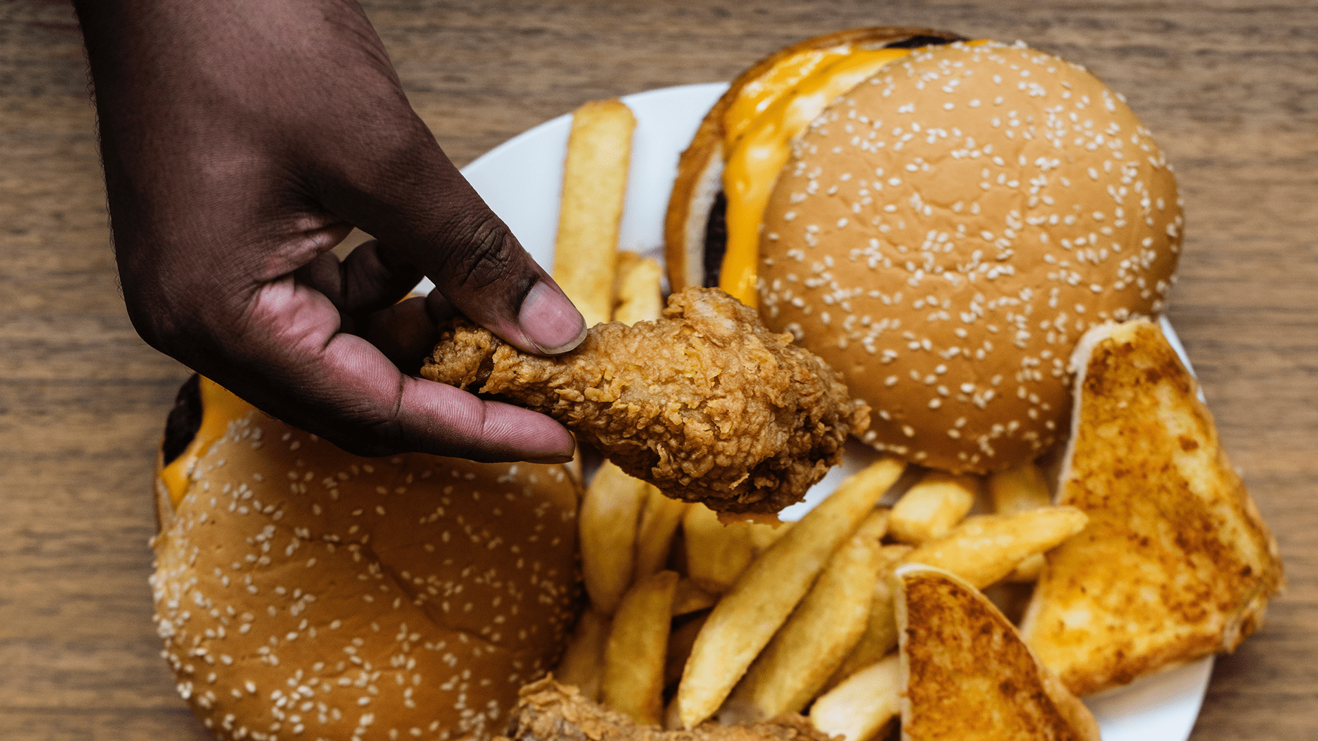 hamburger-hranolky-vyprazana-kuracia-noha-muz-obed-fast-food