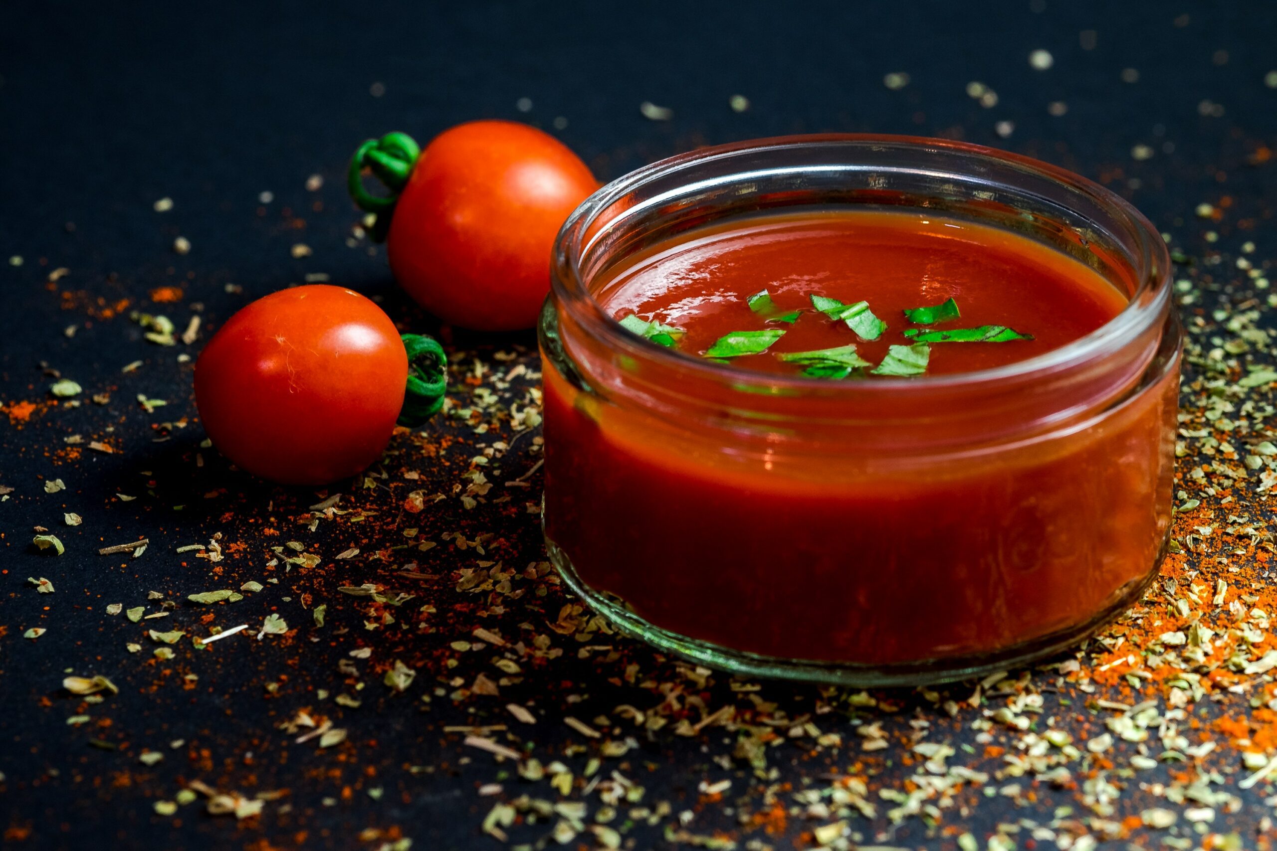 paradajky-omacka-korenie-sklenena-nadoba