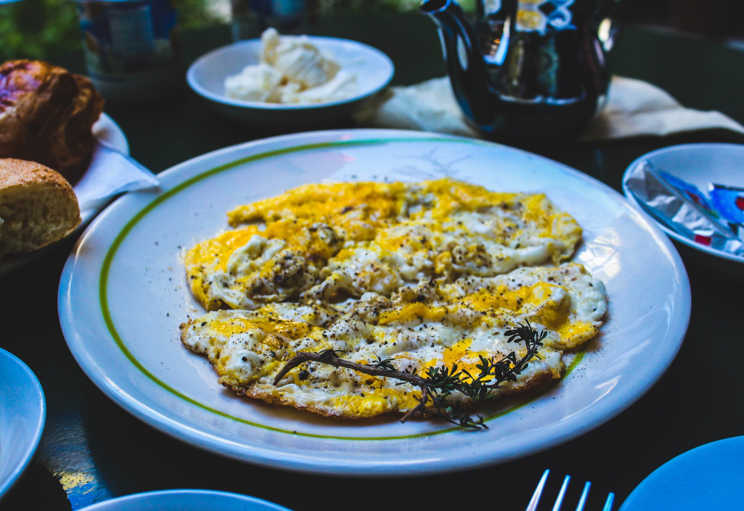 omeleta-ranajky-vajicka-bylinky-pecivo-tanier-caj
